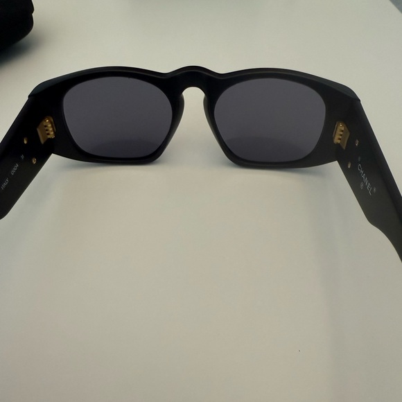 CHANEL Black Sunglasses with case - Picture 5 of 12